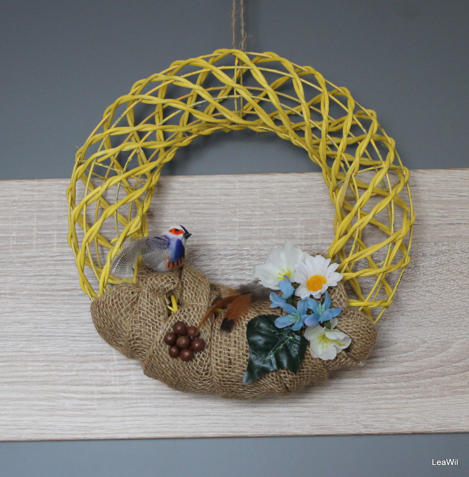 Věnec juta vypletený žlutomodrý