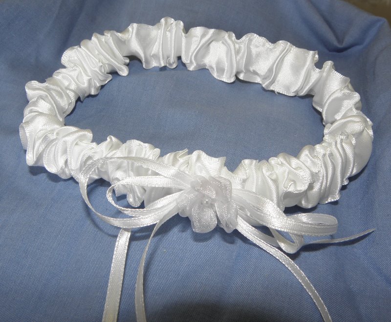 Podvazek krémový úzký se zdobením