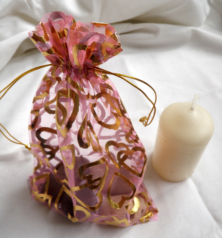 Organzový sáček fialkový- zlatá srdíčka 