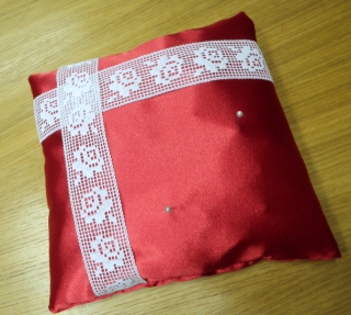 Polštářek pod prstýnky luxusní červený8