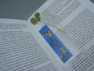 Čtyřlístková záložka do knihy český strakatý pes modrá