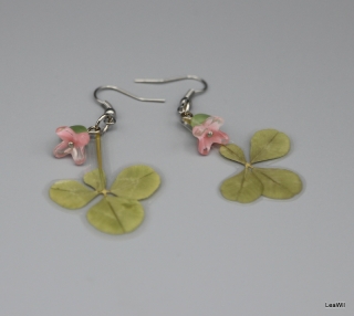 Čtyřlístkové naušnice s růžovou květinou