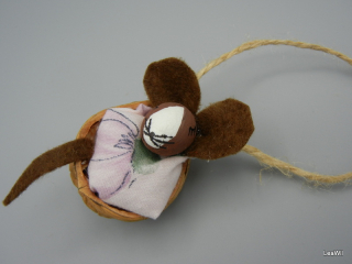 Myška/potkánek v oříšku hnědá blazed s růžšed