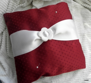Polštářek pod prstýnky bordo se stuhou a kytí