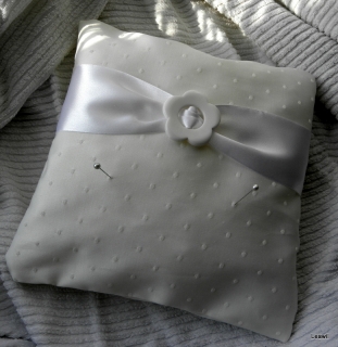 Polštářek pod prstýnky šamp.se stuhou a kytí