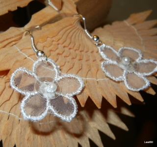 Krajková kytička s perličkou